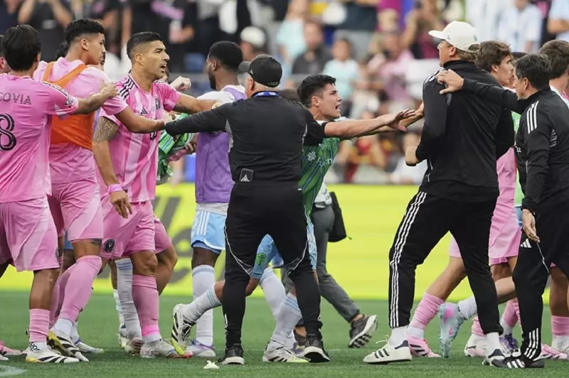 إيقاف لويس سواريز ثلاث مباريات في الدوري الأمريكي